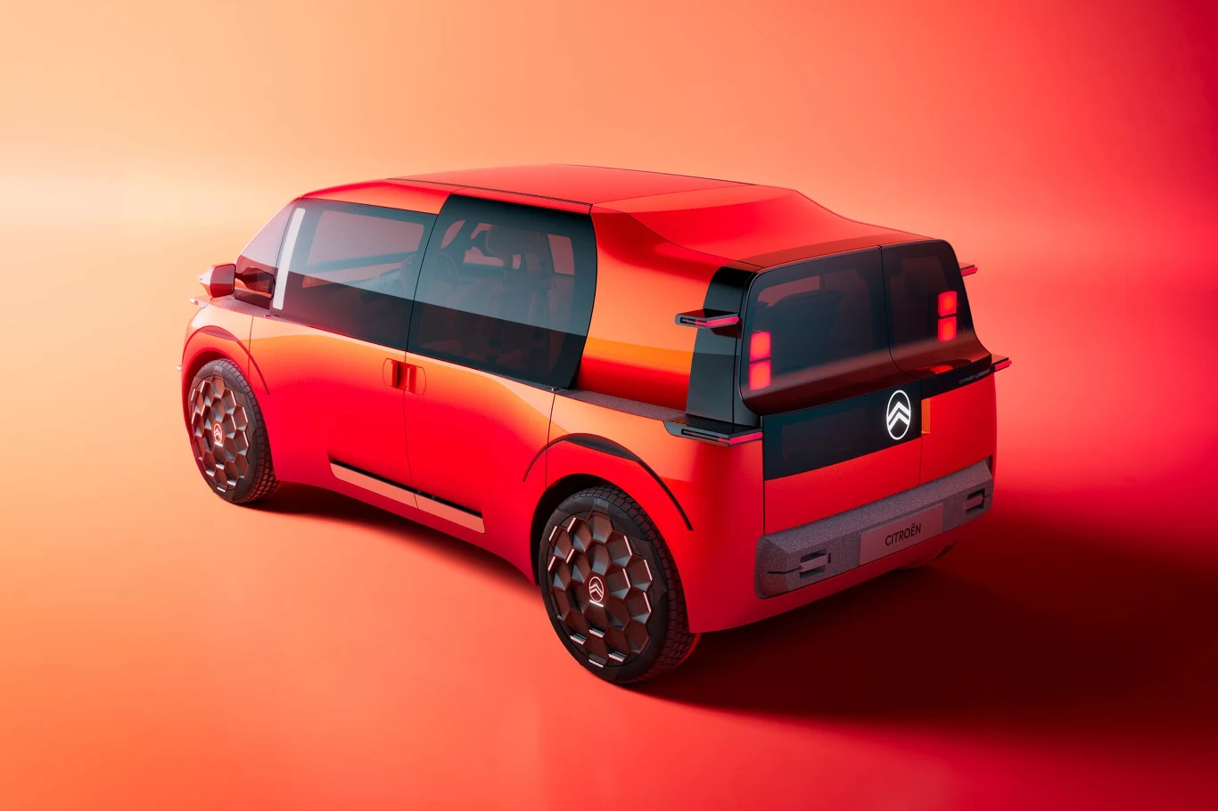 Nie każdemu przypadnie do gustu nowatorska bryła Citroena ELO Nowoczesny, czerwony samochód koncepcyjny marki Citroën na tle w tonacji czerwieni, z dużymi kołami oraz charakterystycznym logo producenta na tylnej klapie.