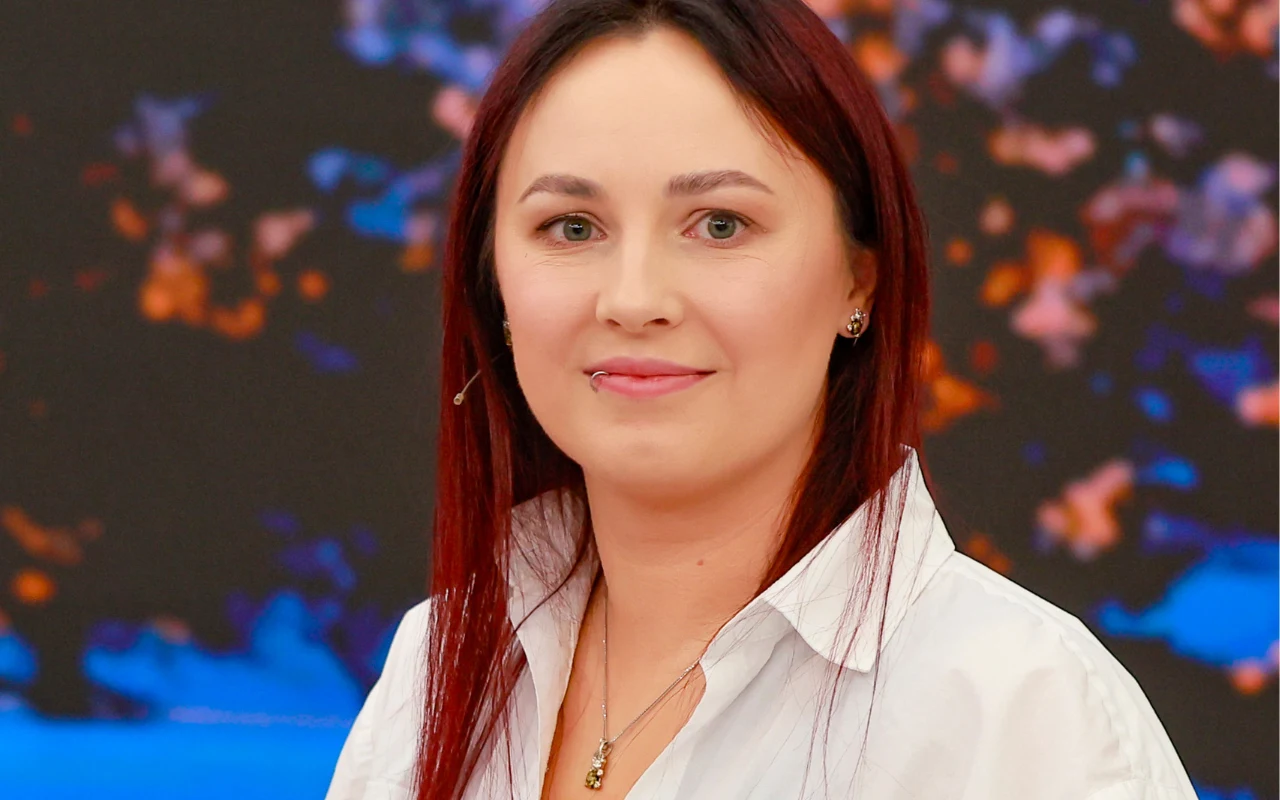 Profesjonalna stylistka zdrada trendy na najmodniejsze świąteczne paznokcie