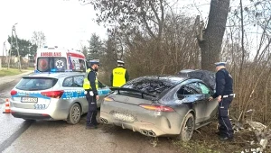 Mężczyzna uciekał przed policją. Rozbił swojego Mercedesa na drzewie