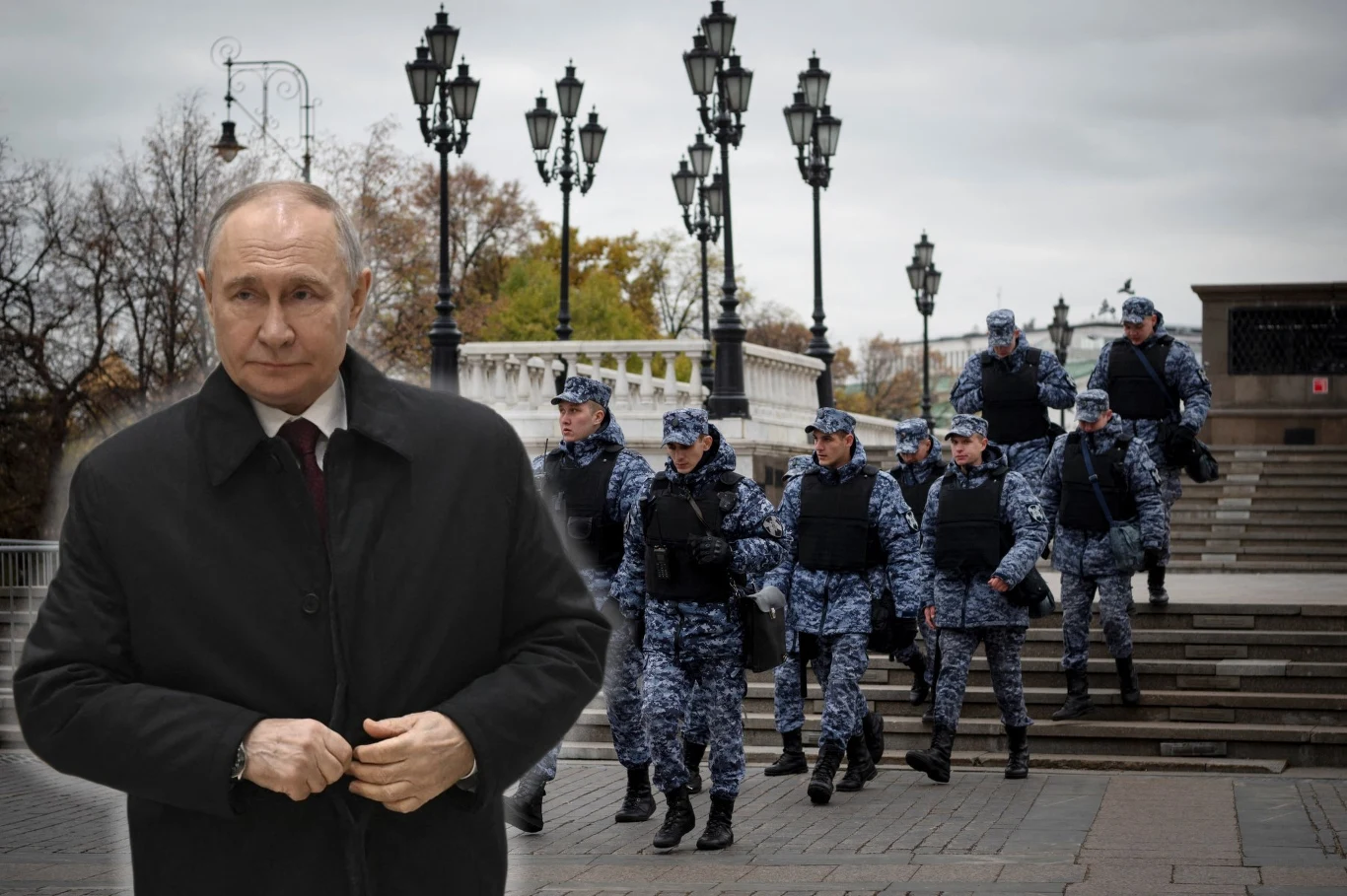 Władimir Putin ma plan, którego nie pojmują Amerykanie Mężczyzna w ciemnym płaszczu stoi na pierwszym planie, w tle grupa umundurowanych służb mundurowych na schodach otoczona zabytkową architekturą miejską, widoczne latarnie i jesienne drzewa.