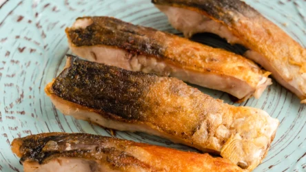 Po filetowaniu ryby warto jeszcze przejrzeć karpia pod kątem pojedynczych ości i usunąć je np. pęsetą dla bezpieczeństwa i komfortu jedzenia