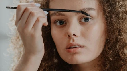 Delikatny makijaż brwi odmładza rysy twarzy