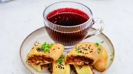 Paszteciki drożdżowe na talerzyku, czerwony barszcz w filiżance