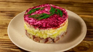 Śledzie pod pierzynką to hit Wigilii. W moim domu znikają ze stołu w minutę