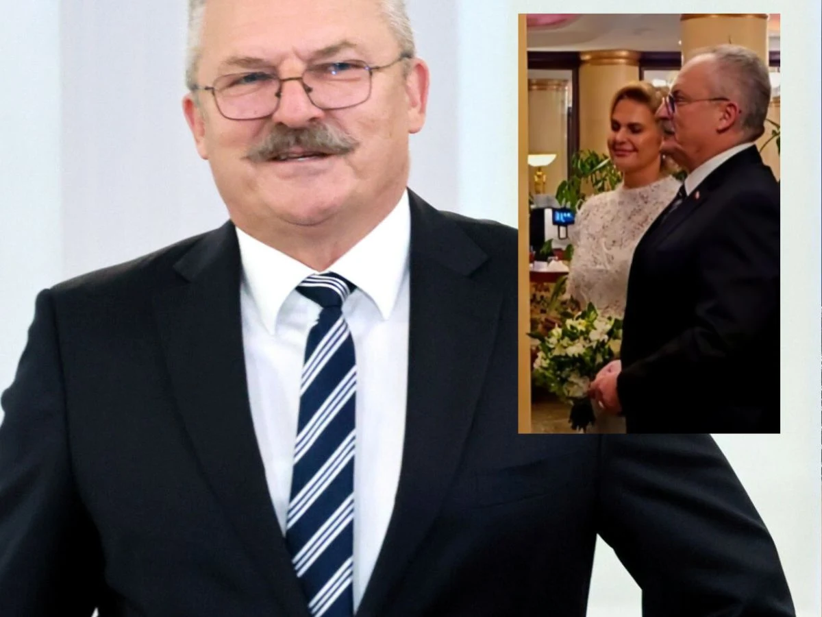 Marek Jakubiak i wybranka wzięli ślub Mężczyzna w garniturze z krawatem w paski stoi z ręką opartą na biodrze, uśmiechnięty. W prawym górnym rogu widoczna mniejsza fotografia, na której ten sam mężczyzna i kobieta w sukni ślubnej trzymają bukiet kwiatów.