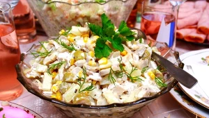 Sałatka śledziowa to sycąca przekąska, która sprawdzi się podczas świąt, sylwestra czy na święto Trzech Króli