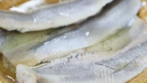 Ten trik na śledzie znały nasze babcie. Wraca do łask, zachwyca smakiem