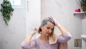 Przyciemnia siwiznę bez farbowania. Szybko zobaczysz efekt