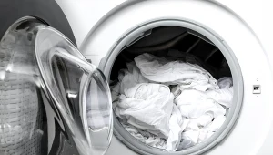 Żaden ocet czy soda. Wsyp to do pralki, a pranie zyska śnieżną biel