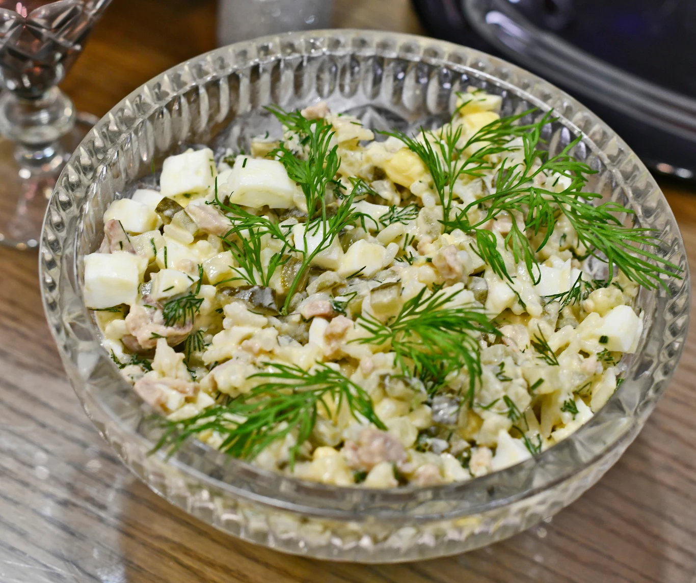 Sałatka śledziowa to przekąska, którą można podać przy każdej okazji Sałatka śledziowa to przekąska, którą można podać przy każdej okazji