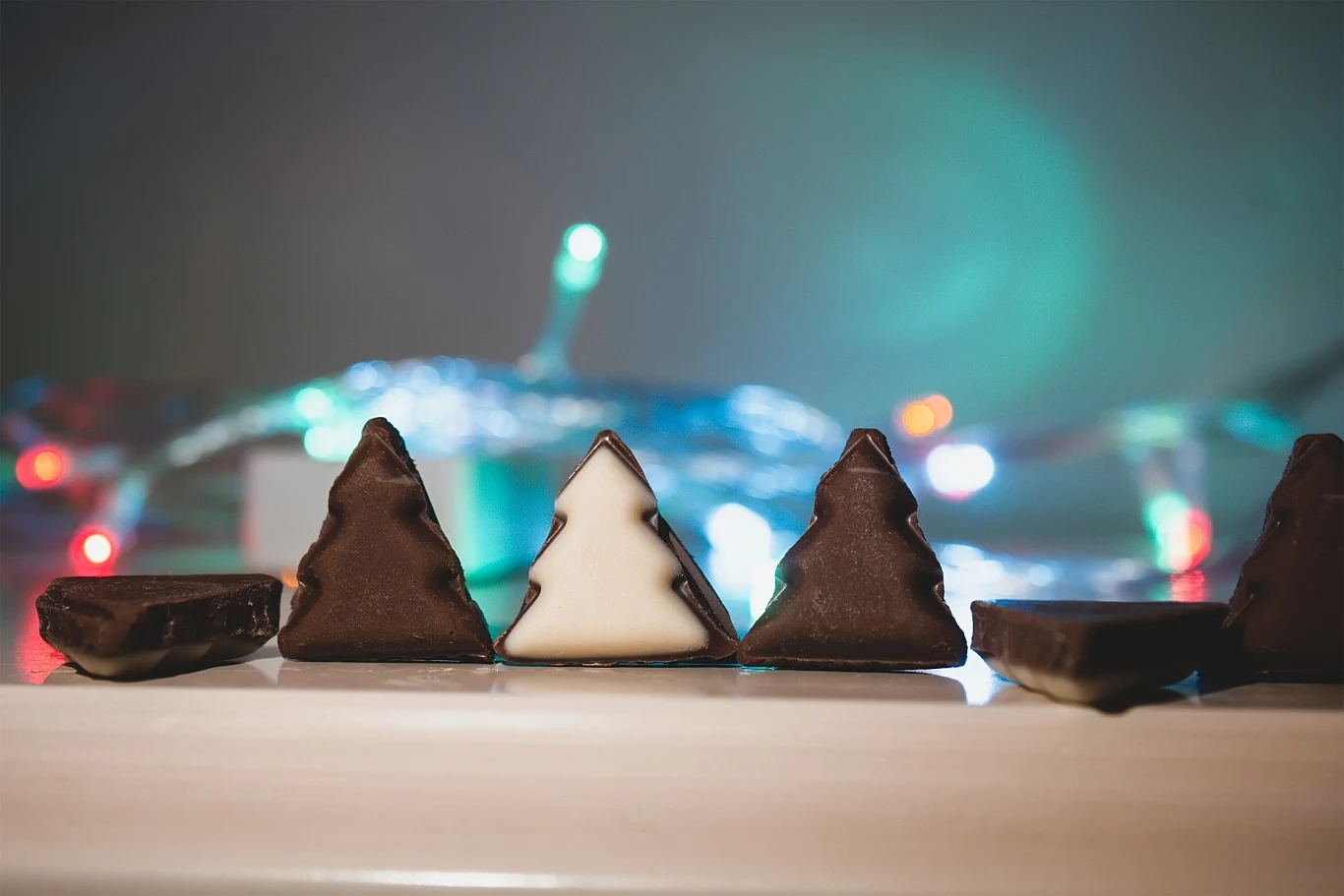 Robiąc czekoladowe choinki, możemy eksperymentować z proporcjami czekolad i ozdobami