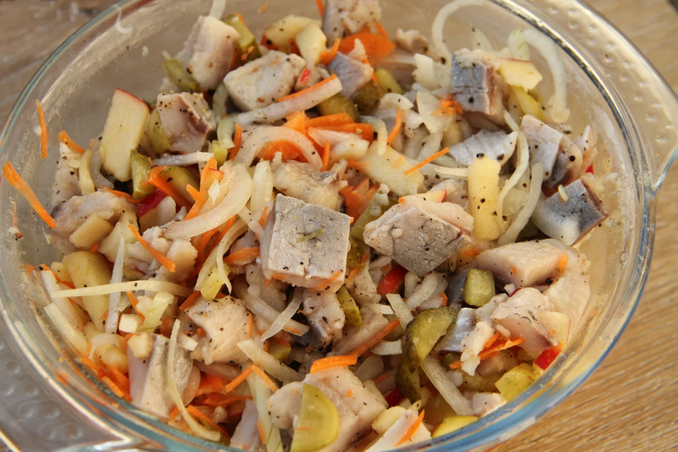 Sałatka śledziowa z jabłkiem to specjał, która zadowoli miłośników tradycyjnych smaków Sałatka śledziowa z jabłkiem to specjał, która zadowoli miłośników tradycyjnych smaków