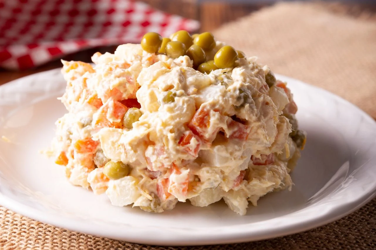 Postna sałatka śledziowa powstaje z prostych i łatwo dostępnych składników Postna sałatka śledziowa powstaje z prostych i łatwo dostępnych składników