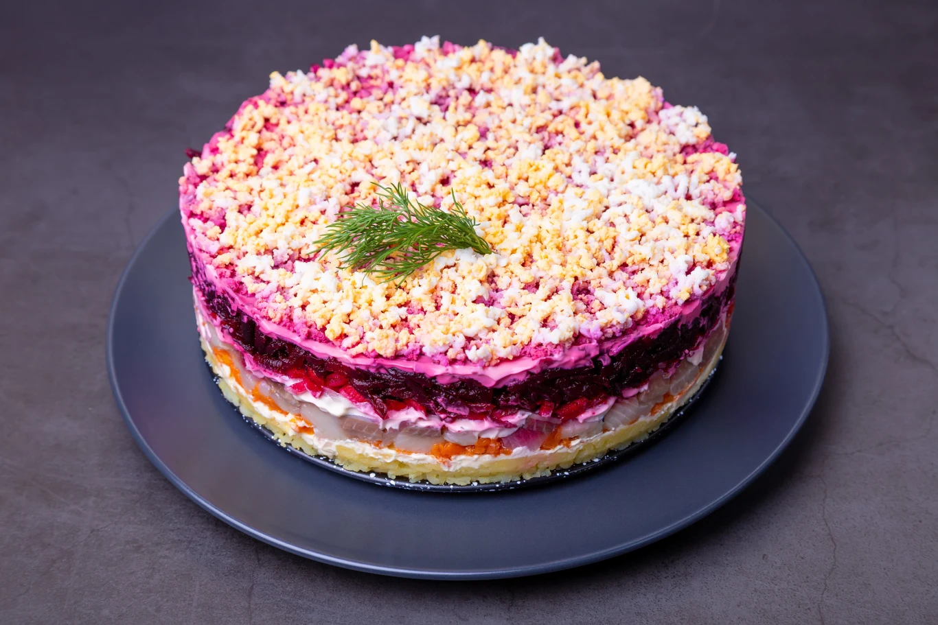 Sałatka śledziowa z burakami i jajkami przypomina inny smakołyk, czyli śledzie pod pierzynką Sałatka śledziowa z burakami i jajkami przypomina inny smakołyk, czyli śledzie pod pierzynką