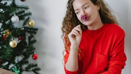 Ten dobór szminki sprawia, że czerwona sukienka wygląda elegancko o każdej porze