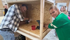 Dziennikarze zbudowali budy dla psów ze schroniska. "Przywracają wiarę"