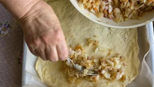 Babcia zawsze robiła kulebiak z kapustą na Wigilię. Oto tradycyjny przepis