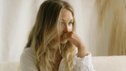 Jak zagęścić cienkie włosy blond? Najlepsze triki koloryzacyjne i pielęgnacyjne