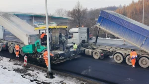 Zakopianka zwężona przez prace przy węźle Myślenice. Korek murowany