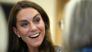 Wyszła i uwagę przyciągnęła jej twarz. Wszyscy patrzyli tylko na jedno