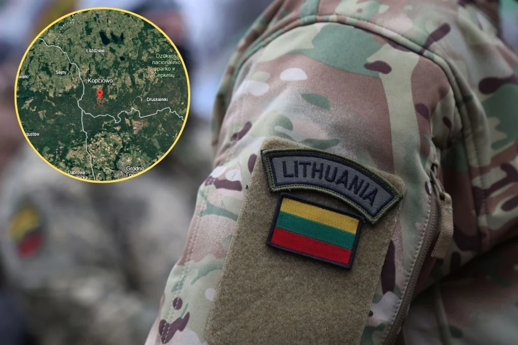Powstanie nowy poligon wojskowy przy granicy z Litwy z Polską. Zdj. ilustracyjne Mundur wojskowy z naszywką Litwy oraz flagą państwową, w tle fragment ramienia drugiego żołnierza w tym samym umundurowaniu. W lewym górnym rogu widoczna wstawka z mapą satelitarną, przedstawiająca obszar z zaznaczonym punktem.