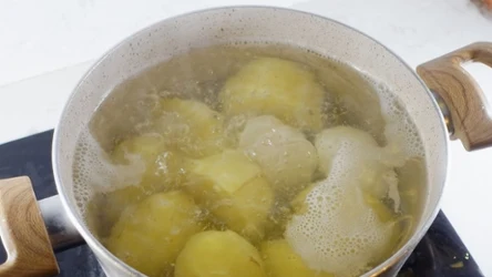 Dodatek wędzonej papryki do gotowanych ziemniaków odmieni ich smak i kolor