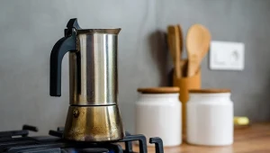 kawiarka na kuchence gazowej, w tle blat kuchenny 