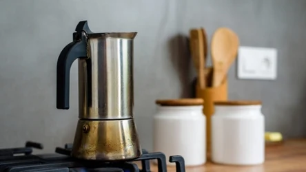 kawiarka na kuchence gazowej, w tle blat kuchenny 