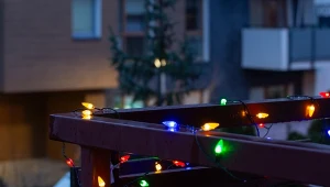 Niektóre dekoracje świetle na balkonach mogą zakłócać spokój sąsiadów. Sprawa może skończyć się mandatem