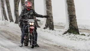 Czy można jeździć motocyklem zimą? Przepisy nie pozostawiają złudzeń