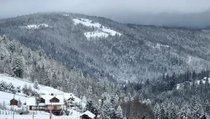 Szczyrk to popularny górski kurort w Beskidach. Na zdj: stok narciarski Biały Krzyż