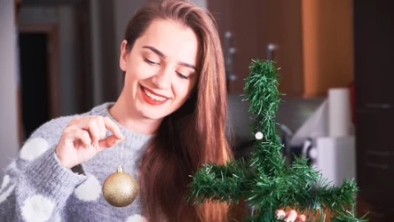 Na czubek choinki nie musi już trafiać gwiazda czy szpic. Pojawiła się nowa moda, która zyskuje popularność. 