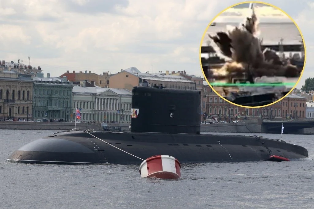 Ukraińcy zniszczyli rosyjski okręt podwodny. Doszło do potężnej eksplozji Okręt podwodny zacumowany na wodzie w mieście o klasycznej architekturze. W prawym górnym rogu widoczna jest ilustracja eksplozji, sugerująca tego typu wydarzenie powiązane z okrętem.