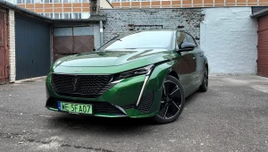 Peugeot E-308 przed liftingiem droższy o 7,4 tys. niż po. Kiedy warto?