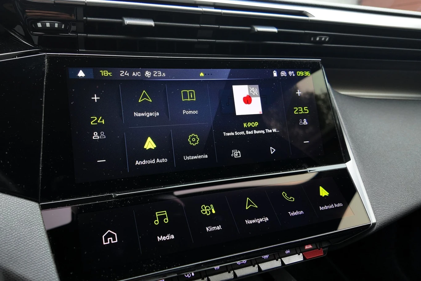 Do obsługi multimediów służy 10-calowy ekran. Pod nim może znajdować się panel z cyfrowymi skrótami. Panel multimedialny w samochodzie z wyświetlaczem dotykowym prezentującym menu nawigacji, multimediów, klimatyzacji oraz połączenia z Android Auto. Wyświetlane są także aktualne ustawienia temperatury i odtwarzana muzyka.