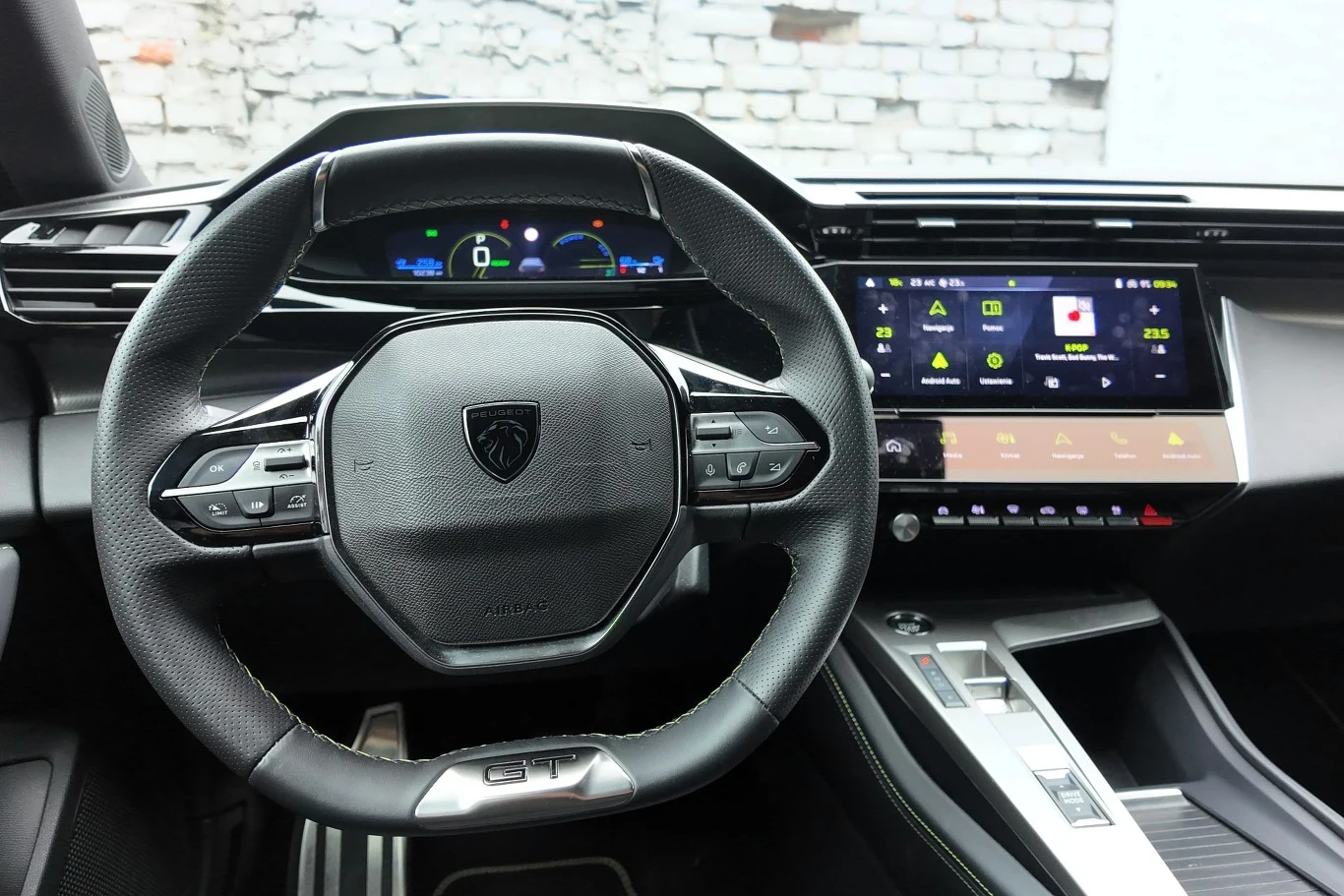 Peugeot E-308 przed liftingiem dostępny jest ciągle w trzech wariantach wyposażenia. Nowoczesna deska rozdzielcza samochodu z cyfrowym wyświetlaczem za kierownicą i dużym ekranem dotykowym po prawej stronie. Kierownica z logo producenta w centrum, liczne przyciski sterujące na ramionach kierownicy, eleganckie detale wykończeniowe oraz ...