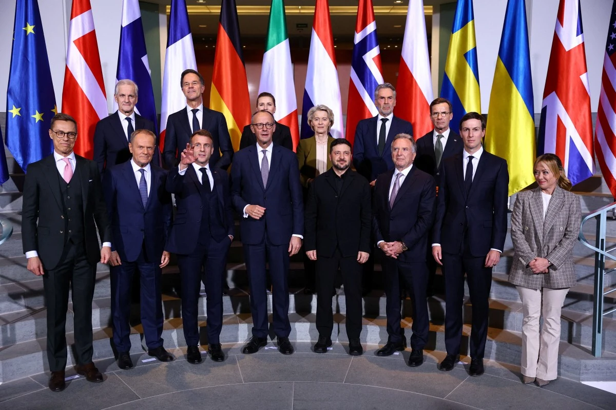 Wspólne oświadczenie europejskich liderów ws. Ukrainy. Podpisał je także Donald Tusk Grupa europejskich przywódców politycznych stoi wspólnie na tle flag państwowych, ułożonych w szeregu po obu stronach, tworząc oficjalną atmosferę spotkania międzynarodowego.