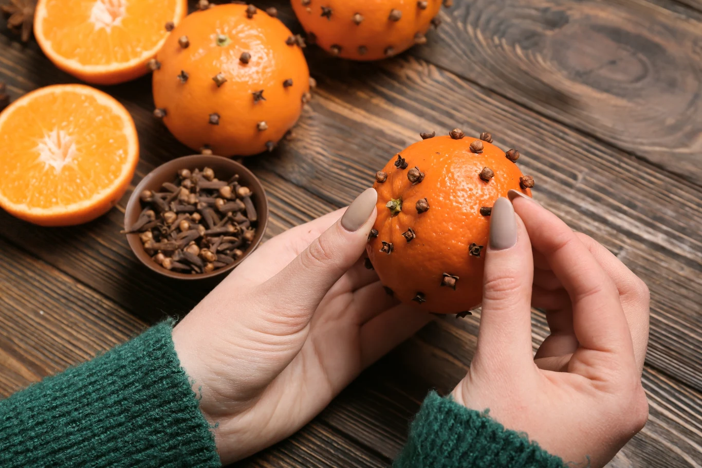 Wbijanie goździków w pomarańcze to jeden z najprostszych sposobów na świąteczny aromat