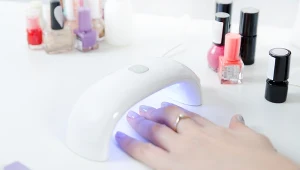 Robiłam hybrydę w domu latami. Ten błąd niszczył mój manicure