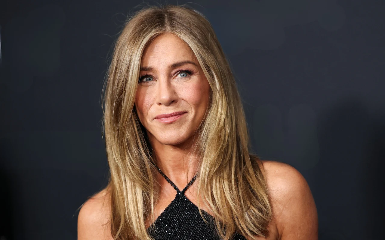 Jennifer Aniston w rozpuszczonych włosach, w czarnej, eleganckiej sukience