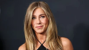 Jennifer Aniston w rozpuszczonych włosach, w czarnej, eleganckiej sukience