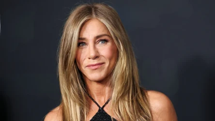 Jennifer Aniston w rozpuszczonych włosach, w czarnej, eleganckiej sukience