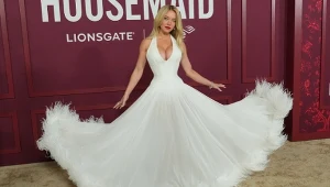 Wyszła i skupiła wzrok wszystkich. Patrzyli na jej twarz i dekolt