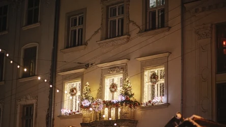 Za lampki na balkonie można dostać mandat. Ile wynosi?