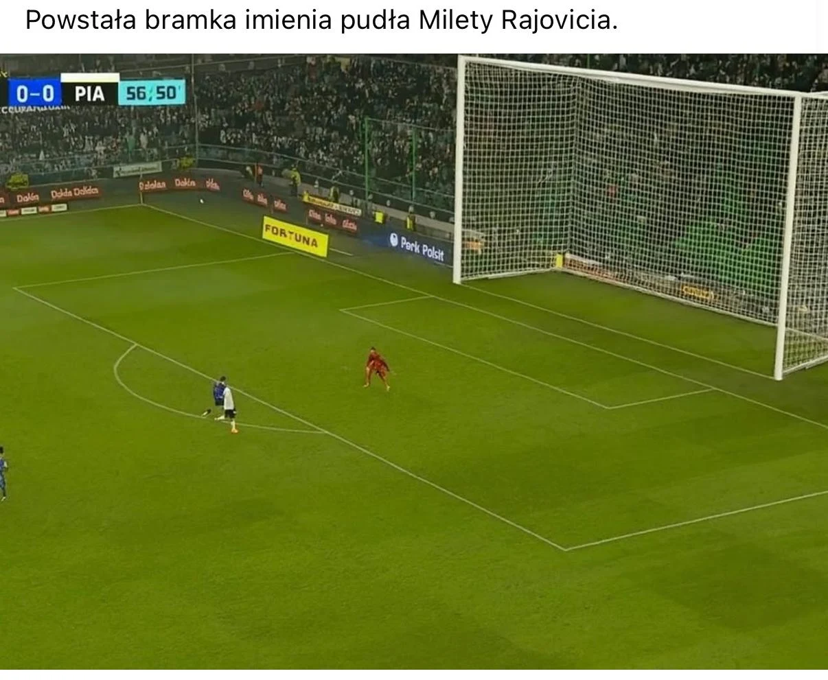 fot. Echo Trybun Boisko piłkarskie podczas meczu, piłkarz zbliża się do wykonania rzutu karnego, bramkarz przygotowany na linii bramkowej, na trybunach widać licznych kibiców.