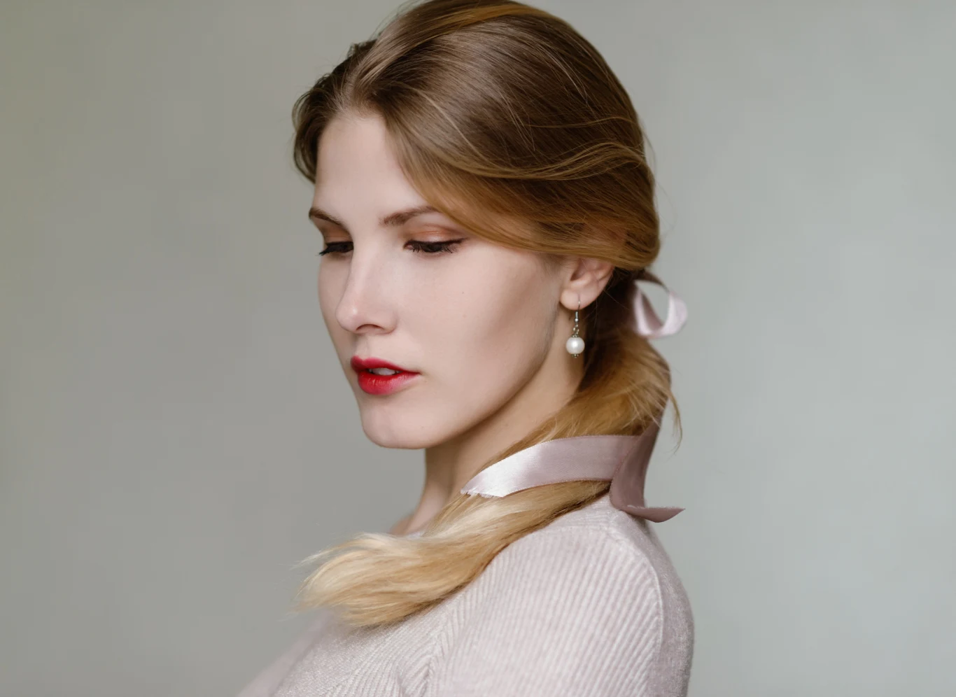 Niski, gładki i z miękką wstążką z aksamitu lub jedwabiu wygląda wieczorowo Niski, gładki i z miękką wstążką z aksamitu lub jedwabiu wygląda wieczorowo