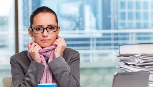 Przy biurku lub na hali marzną ręce? Pracodawca ma reagować