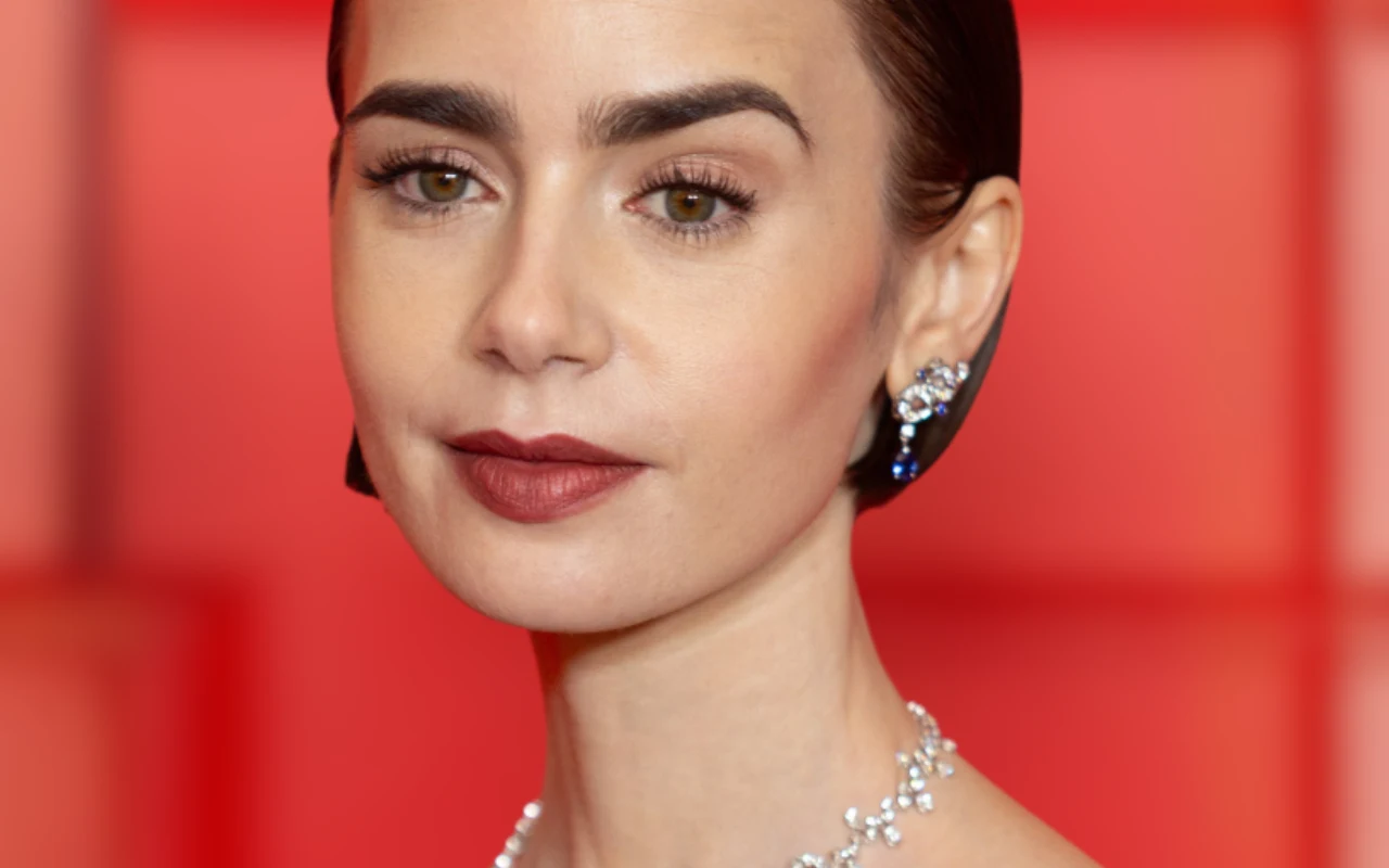 Na sylwestra jak gwiazda. Fryzurę Lily Collins zrobisz w domu w 20 minut