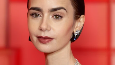 Na sylwestra jak "Emily w Paryżu". Lily Collins zachwyca wieczorową wersją boba na premierze 5. sezonu serialu