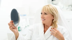 Po czterdziestce skóra zimą robi się matowa. Jeden składnik przywraca blask